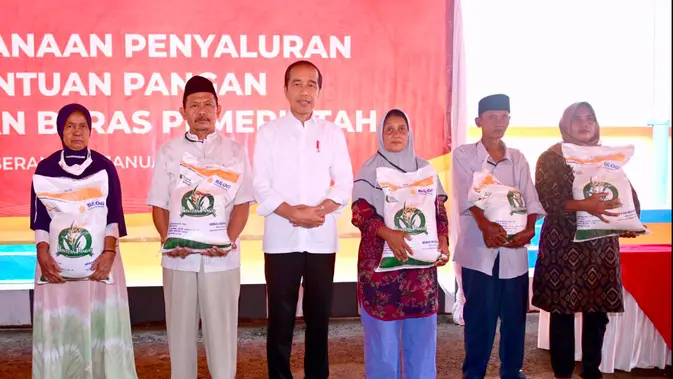 Presiden Jokowi menyerahkan bantuan pangan Cadangan Beras Pemerintah (CBP) kepada warga penerima manfaat di Serang, Banten. (Foto: Biro Pers Sekretariat Presiden)